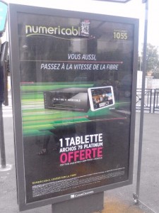 publicité Numéricable à arrêt de bus à Savigny sur Orge le 4 septembre 2014