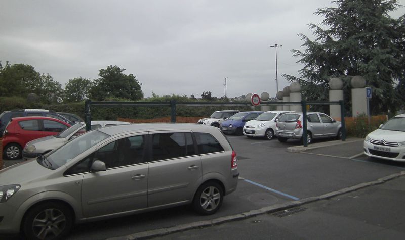 Parking à proximité de la bretelle de l'A6 © Jean-Marie CORBIN pour PEE, 20 mai 2016